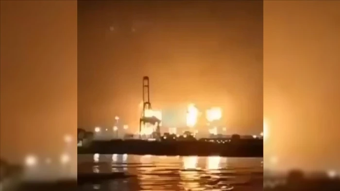 Katar, d&uuml;n f&uuml;zelerle vurulan ve sıvılaştırılmış gaz tesislerini barındıran Ras Laffan Sanayi B&ouml;lgesi&rsquo;ne İran tarafından yeniden saldırı d&uuml;zenlendiğini ve yangın &ccedil;ıktığını a&ccedil;ıkladı