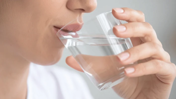 Kışın susuzluk hissi azalsa da günlük sıvı alımı düşürülmemeli