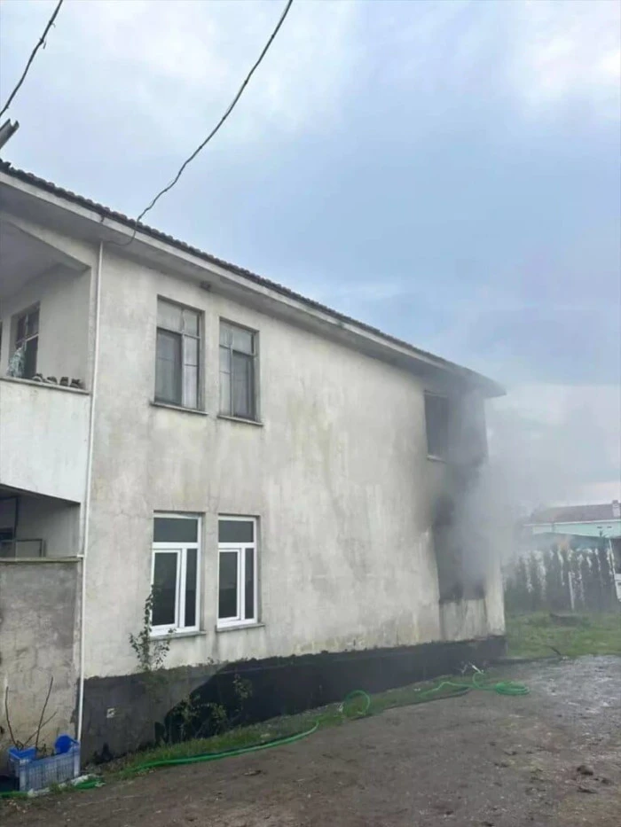 Kocaeli'de 5 katlı binada &ccedil;ıkan yangın s&ouml;nd&uuml;r&uuml;ld&uuml;