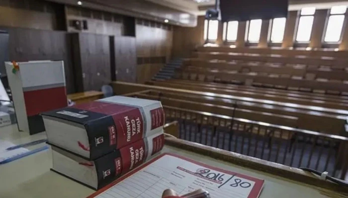 Kocaeli'de kocasını silahla &ouml;ld&uuml;rd&uuml;ğ&uuml; &ouml;ne s&uuml;r&uuml;len sanığın yargılanması s&uuml;rd&uuml;