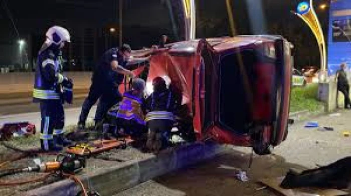 Kocaeli'de takla atan otomobildeki 2 kişi yaralandı