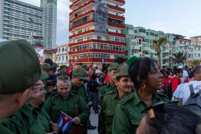 K&uuml;ba'da binlerce kişi eski Devlet Başkanı Raul Castro'ya destek i&ccedil;in y&uuml;r&uuml;d&uuml;