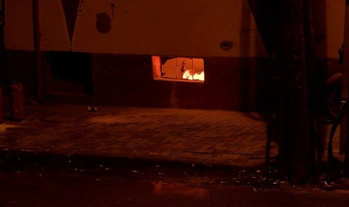 Küçükçekmece'de apartmanda çıkan yangında mahsur kalan 6 kişi kurtarıldı