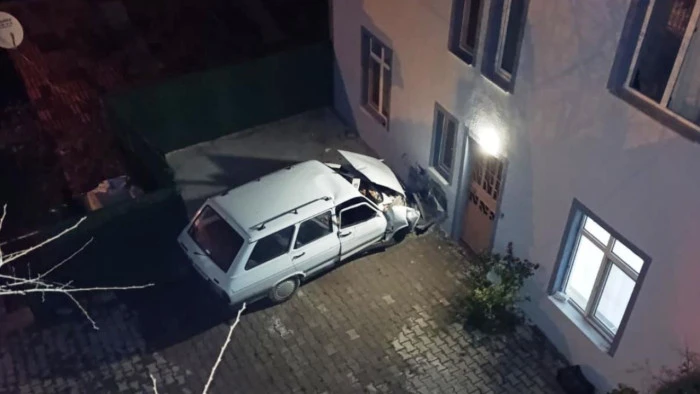 Kütahya'da evin duvarına çarpan otomobildeki 1 kişi öldü, 1 kişi yaralandı
