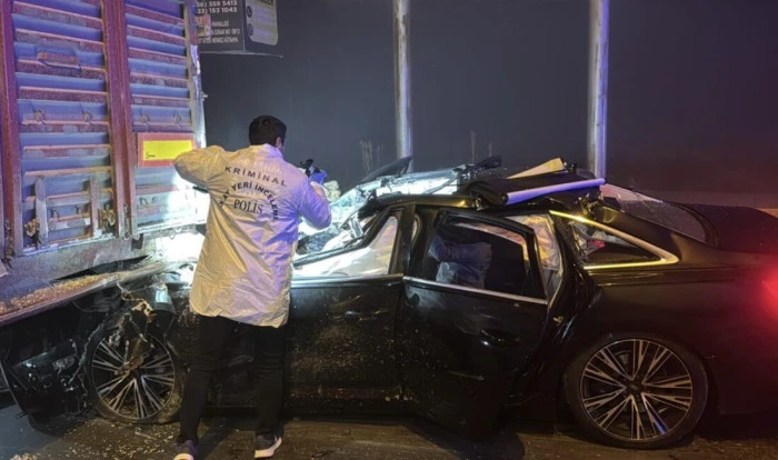 Kütahya'da tıra çarpan otomobildeki 4 kişi hayatını kaybetti