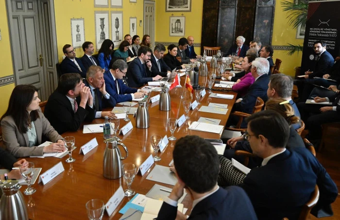 Madrid'de "Belirsizliği Y&ouml;netmek, D&ouml;n&uuml;ş&uuml;m&uuml; Y&ouml;nlendirmek: D&ouml;n&uuml;m Noktasında NATO" paneli d&uuml;zenlendi