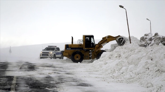 Malatya-Sivas kara yolu tır ve &ccedil;ekici trafiğine kapatıldı