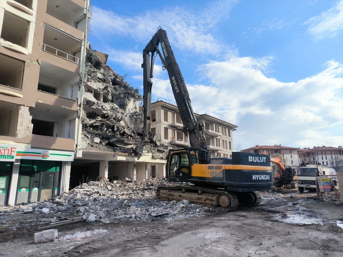 Malatya'da ağır hasarlı binaların yıkımı s&uuml;r&uuml;yor