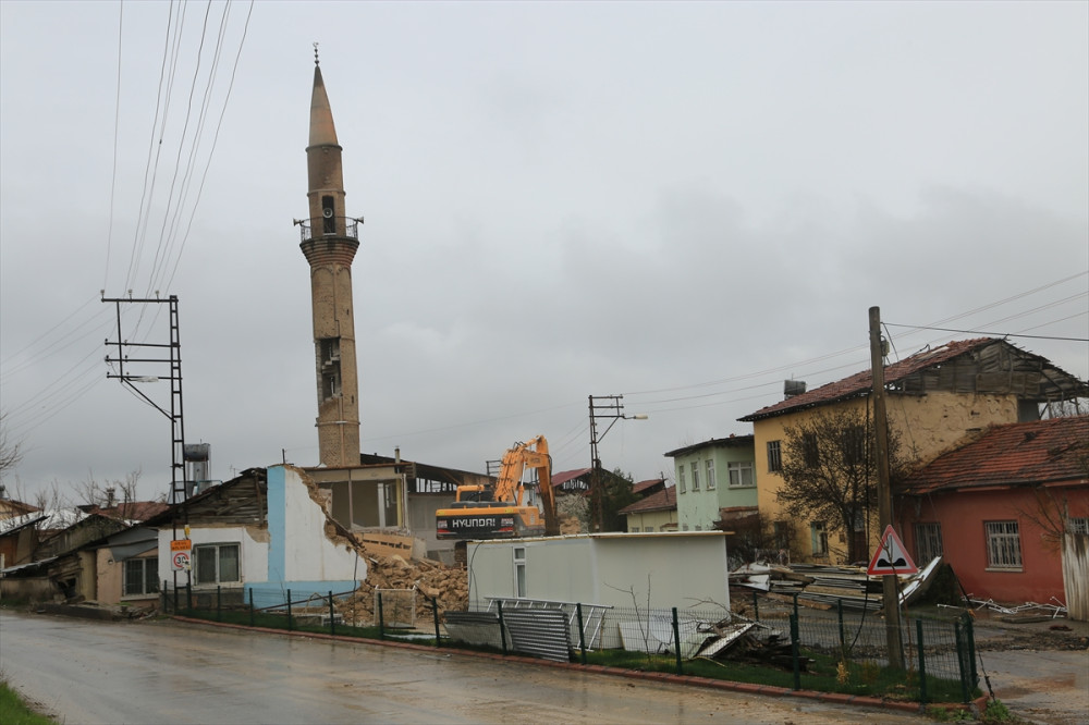 Malatya'da depremde ağır hasar gören cami ve minaresi iş makinesiyle yıkıldı