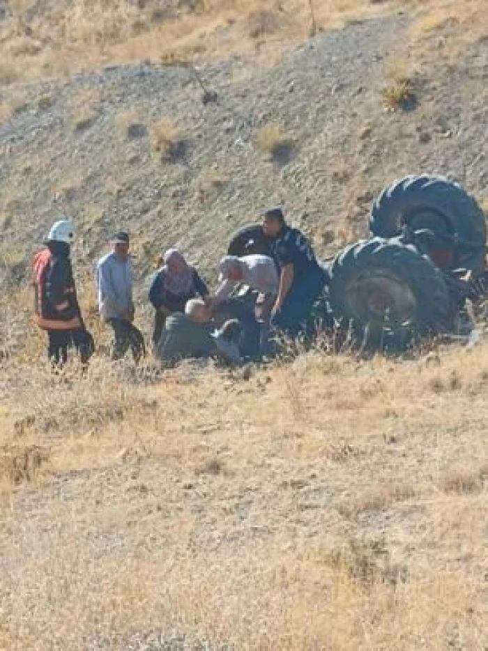 Malatya'da devrilen trakt&ouml;r&uuml;n s&uuml;r&uuml;c&uuml;s&uuml; yaralandı