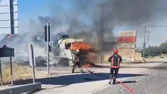 Malatya'da saman y&uuml;kl&uuml; tır yandı