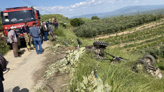 Manisa'da devrilen trakt&ouml;r&uuml;n s&uuml;r&uuml;c&uuml;s&uuml; &ouml;ld&uuml;
