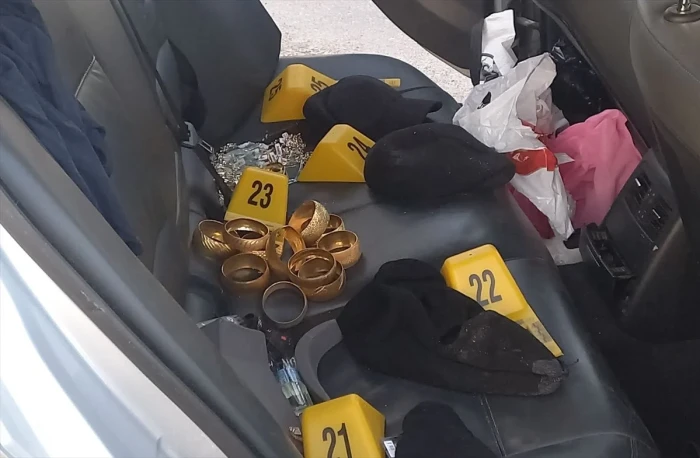 Manisa'da kuyumcudan hırsızlık yapan 3 zanlı kovalamaca sonucu yakalandı