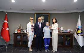 Manisa'da temizlik işçisi para dolu çantayı zabıtaya teslim etti