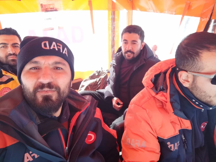 Mardin'de evinin damını temizlediği sırada kayarak d&uuml;şen ve kolu kırılan kişi hastaneye ulaştırıldı