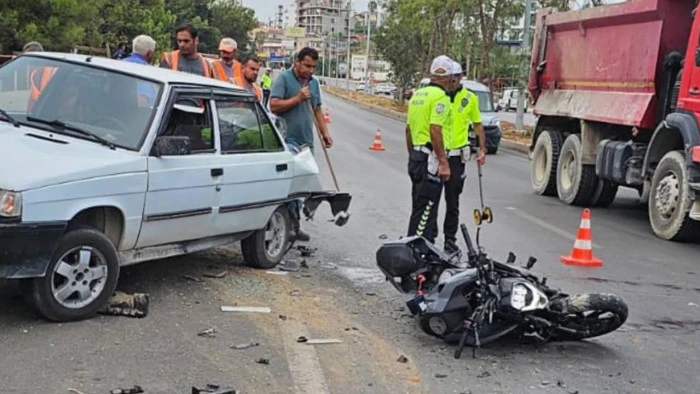 Mersin'de otomobille çarpışan motosikletin sürücüsü yaralandı