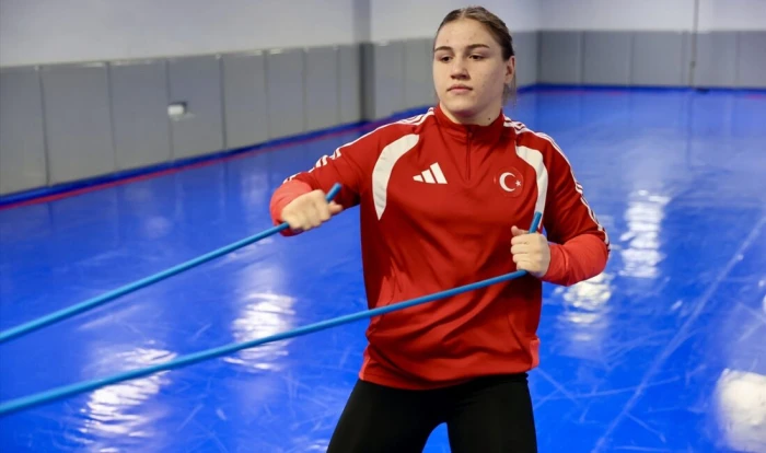 Milli g&uuml;reş&ccedil;i Beyza Nur Akkuş'un madalya sevinci