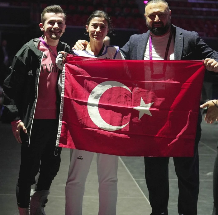 Milli para tekvandocular Mahmut Bozteke ve Gamze &Ouml;zcan'ın altın madalya sevinci