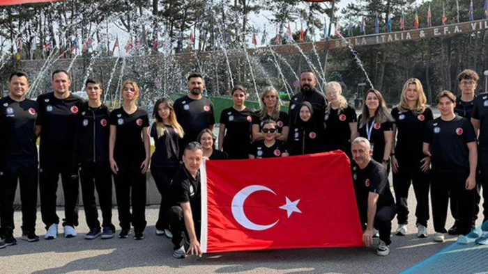 Milli para y&uuml;z&uuml;c&uuml;ler, İtalya'da 10 madalya kazandı