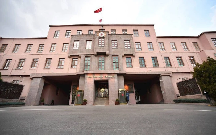 MSB:İran'dan ateşlenip T&uuml;rk hava sahasına giren balistik m&uuml;himmat Doğu Akdeniz'deki NATO unsurlarınca etkisiz hale getirildi. Bazı m&uuml;himmat par&ccedil;aları Gaziantep'te boş araziye d&uuml;şt&uuml;