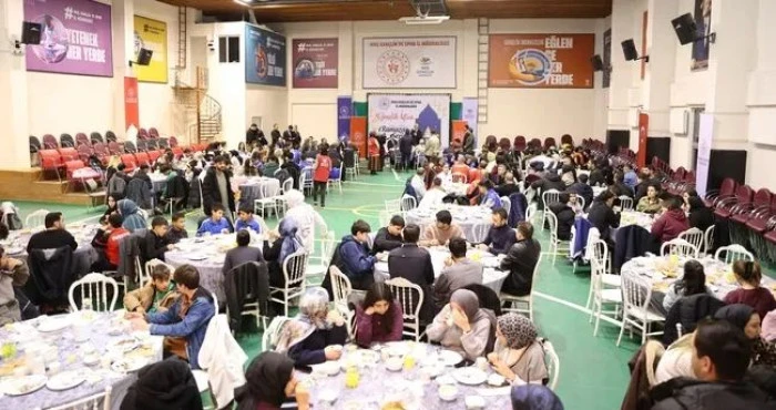 Muş Valisi &Ccedil;akır, gen&ccedil;lerle iftarda buluştu