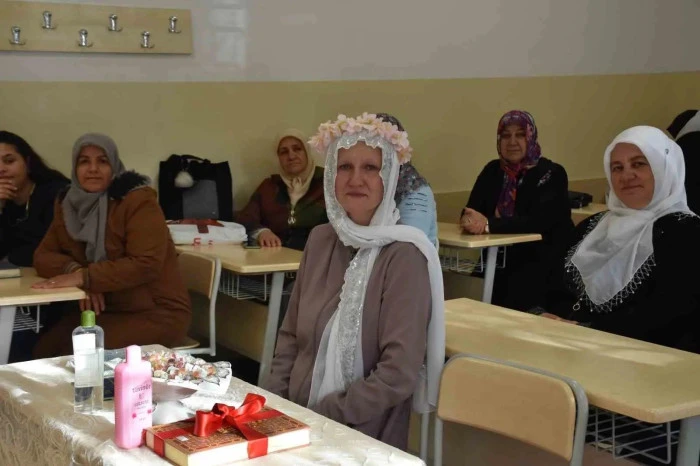 Muşlu kadınlar katıldıkları kurslarda okuma yazma öğreniyor