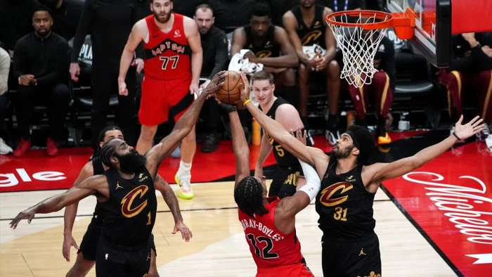 NBA'de Pistons ve Cavaliers konferans yarı finaline y&uuml;kseldi