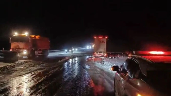 Pınarbaşı-G&uuml;r&uuml;n kara yolu tipi nedeniyle tır ve &ccedil;ekici trafiğine kapatıldı