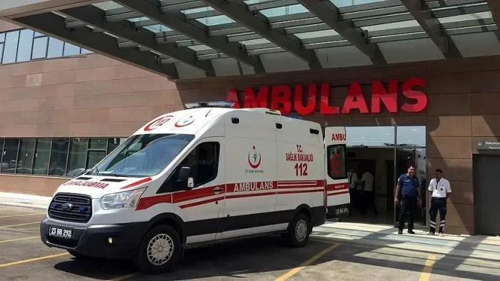 Polis, otluk alanda bulduğu yaşlı kadını sırtında ambulansa taşıdı