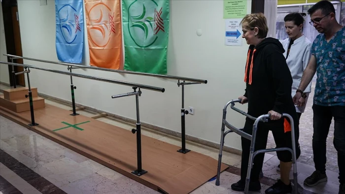 Protezle ayağa kalkan depremzede Sena öğretmen Öğretmenler Günü'nü öğrencileriyle kutladı