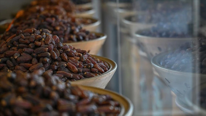 Ramazan ayının g&ouml;zdesi hurma tezgahlardaki yerini aldı