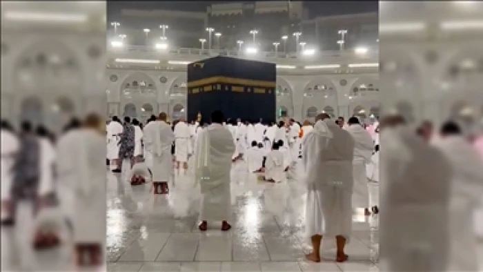 Ramazanın son g&uuml;n&uuml; Kabe'de yağmur altında dua ediliyor