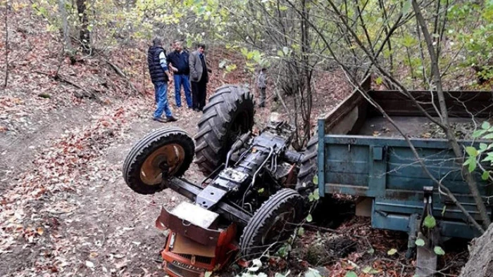 Sakarya'da devrilen trakt&ouml;r&uuml;n altında kalan s&uuml;r&uuml;c&uuml; hayatını kaybetti