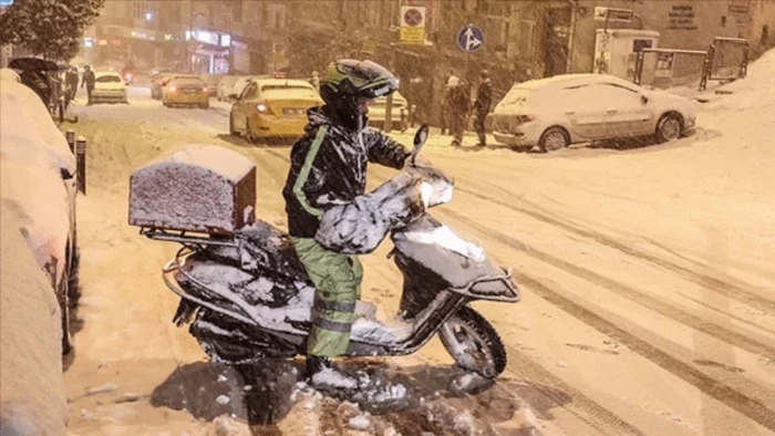 Sakarya'da olumsuz hava koşulları nedeniyle motokuryelerin trafiğe &ccedil;ıkması yasaklandı