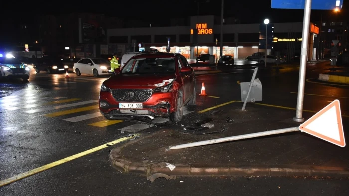 Sakarya'da otomobil ile minib&uuml;s&uuml;n &ccedil;arpıştığı kazada 5 kişi yaralandı