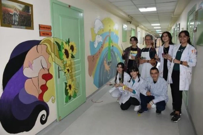 Samsun'da &uuml;niversite &ouml;ğrencileri hastanede tedavi g&ouml;ren &ccedil;ocukların d&uuml;nyasını renklendirdi