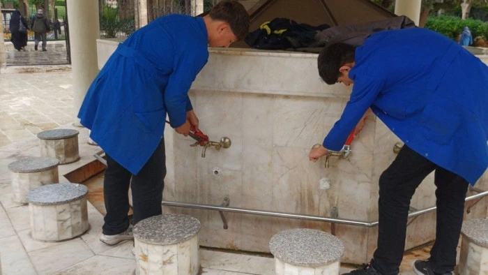 Şanlıurfa'da meslek lisesi &ouml;ğrencileri camide bakım ve onarım yaptı