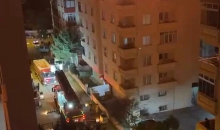 Sarıyer'de 5 katlı binanın &ccedil;atısında &ccedil;ıkan yangın s&ouml;nd&uuml;r&uuml;ld&uuml;