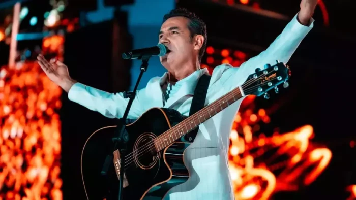 Şarkıcı Ferhat G&ouml;&ccedil;er, Kosova'da konser verdi