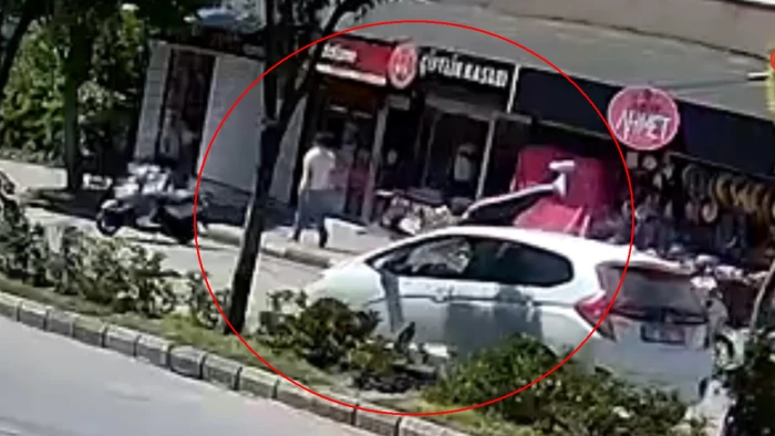 Selanik'te siyaset&ccedil;inin yaşadığı binaya d&uuml;zenlenen saldırıda 5 kişi yaralandı