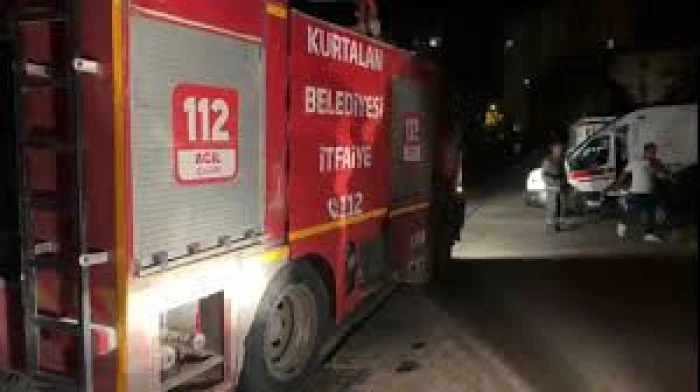Siirt'te polis lojmanında çıkan yangında 13 kişi dumandan etkilendi