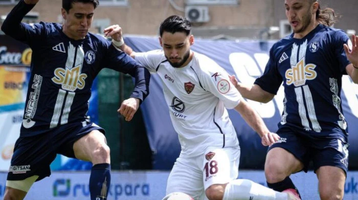 Sırıkla atlamada T&uuml;rkiye rekortmeni 12 yaşındaki Elif, zirveye g&ouml;z kırpıyor: