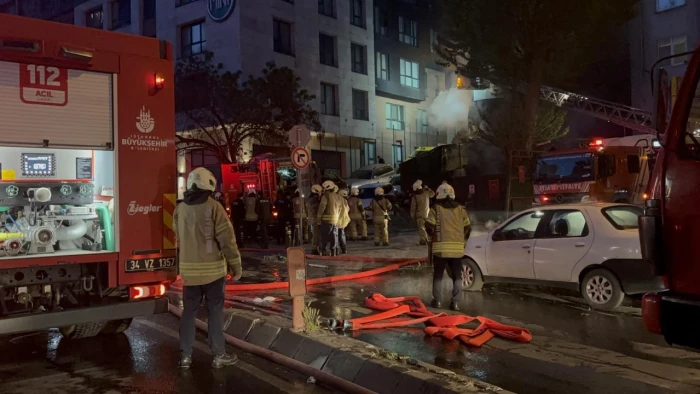Şişli'de iş yerinde &ccedil;ıkıp dış cepheye sı&ccedil;rayan yangın s&ouml;nd&uuml;r&uuml;ld&uuml;