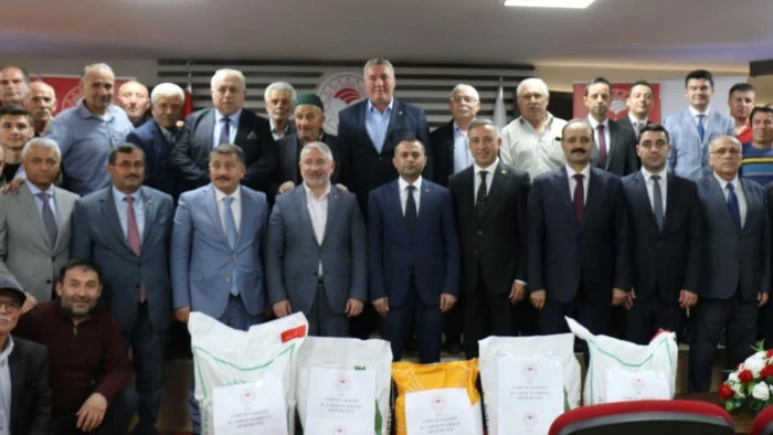 Sivas'ta &ccedil;ift&ccedil;ilere nohut ve ay&ccedil;i&ccedil;eği tohumu dağıtıldı