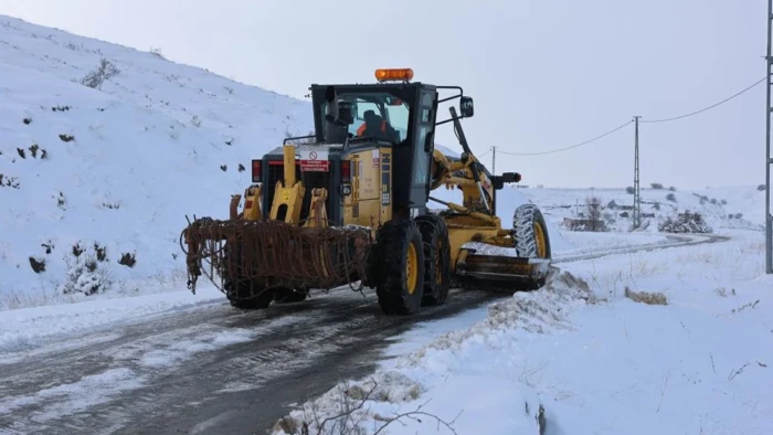 Sivas'ta kar ve tipi nedeniyle 432 yerleşim yerine ulaşım sağlanamıyor