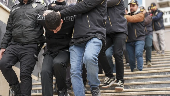 Su&ccedil; &ouml;rg&uuml;tlerine y&ouml;nelik operasyonlarda 722 ş&uuml;pheli g&ouml;zaltına alındı