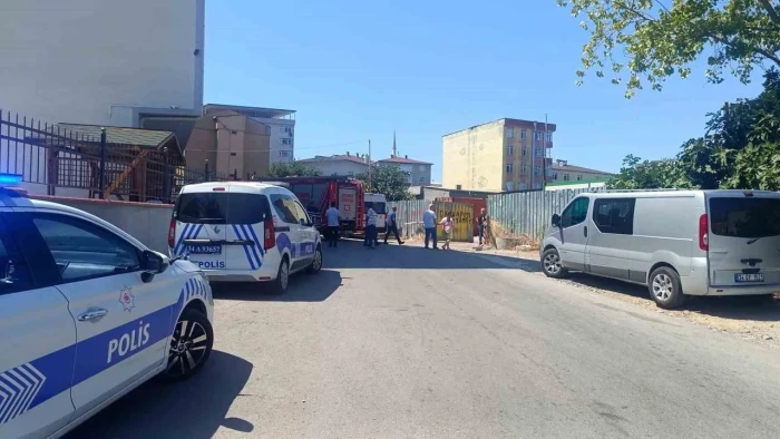 Sultanbeyli'de &ccedil;elik &ccedil;atının altında kalan 2 iş&ccedil;iden biri &ouml;ld&uuml;