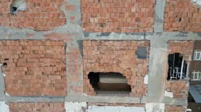 Sultangazi'de iki binanın yıkımı sırasında sağlam bina zarar gördü