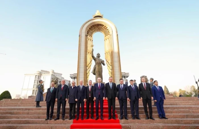 TBMM Başkanı Kurtulmuş, Duşanbe'deki İsmail Somoni Anıtı'na çelenk bıraktı