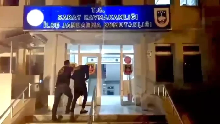 Tekirdağ'da yaşlı kadını dolandıran 2 ş&uuml;pheli tutuklandı